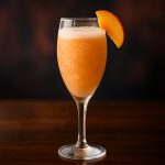 Frozen Peach Bellini en svalkande sommardrinken för lata dagar