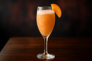 Frozen Peach Bellini en svalkande sommardrinken för lata dagar