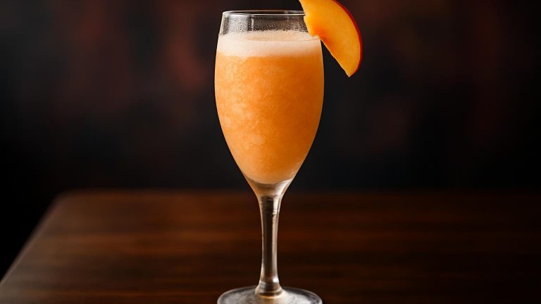 Frozen Peach Bellini en svalkande sommardrinken för lata dagar