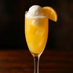 Mimosa Float en festlig och frisk brunchdrink med glass och bubbel
