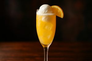 Mimosa Float en festlig och frisk brunchdrink med glass och bubbel