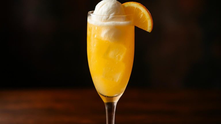 Mimosa Float en festlig och frisk brunchdrink med glass och bubbel