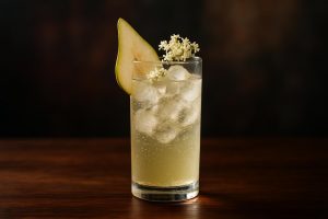 Pear And Elderberry Fizz - en frisk och bubblande drink för lata sommardagar