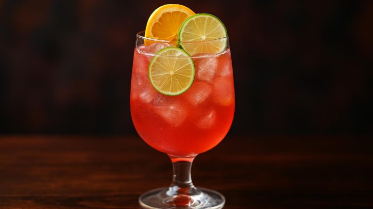 Spiced Cosmo Punch en festlig dryck för glada stunder och vänners samvaro
