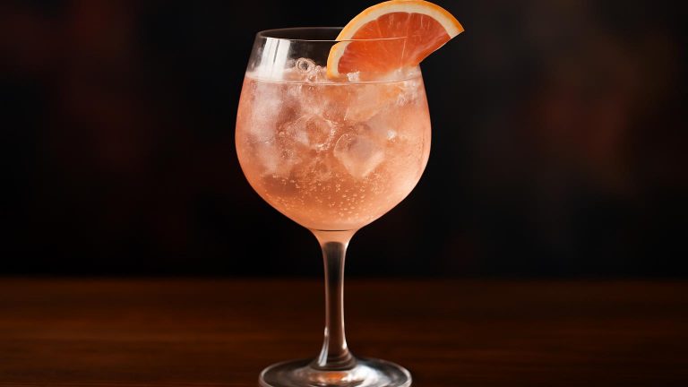 Aperol Rosé Spritz en frisk och bubblande sommardrink som förhöjer stunden.