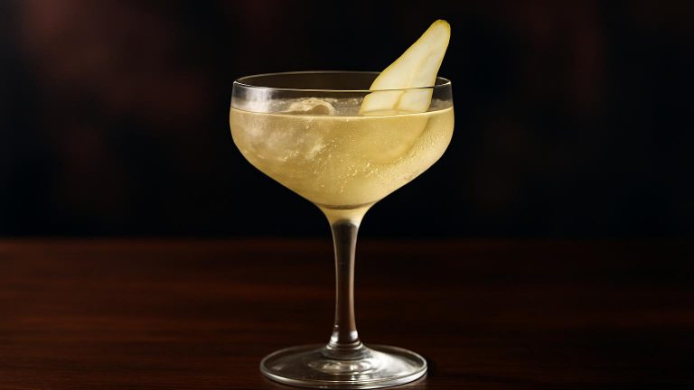 French Pear Martini Royale en elegant och bubblande drink för festliga tillfällen