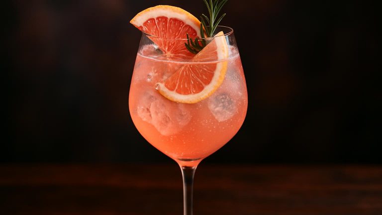 Grapefruit Spritz en fräsch sommarfavorit för lata kvällar med bubblor och citruskänsla