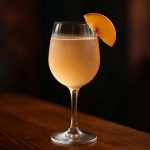 Kir Peche den perfekta drinken för lata sommardagar med fruktig elegans