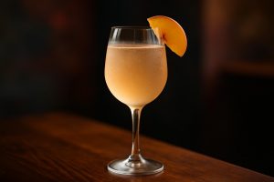 Kir Peche den perfekta drinken för lata sommardagar med fruktig elegans