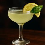 Lemon Basil Bellini en frisk och bubblande sommardrink med italiensk touche