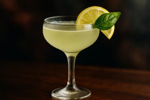 Lemon Basil Bellini en frisk och bubblande sommardrink med italiensk touche