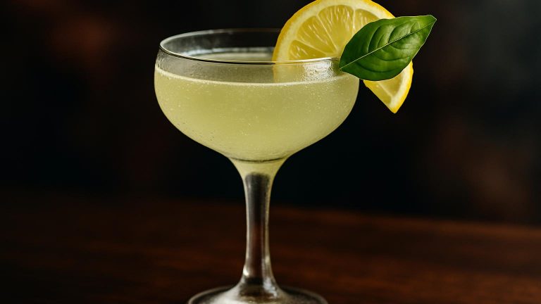 Lemon Basil Bellini en frisk och bubblande sommardrink med italiensk touche