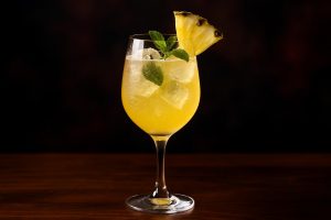 Pineapple Prosecco Punch – en frisk och bubblig sommarfestdrank full av glädje och tropiska smaker