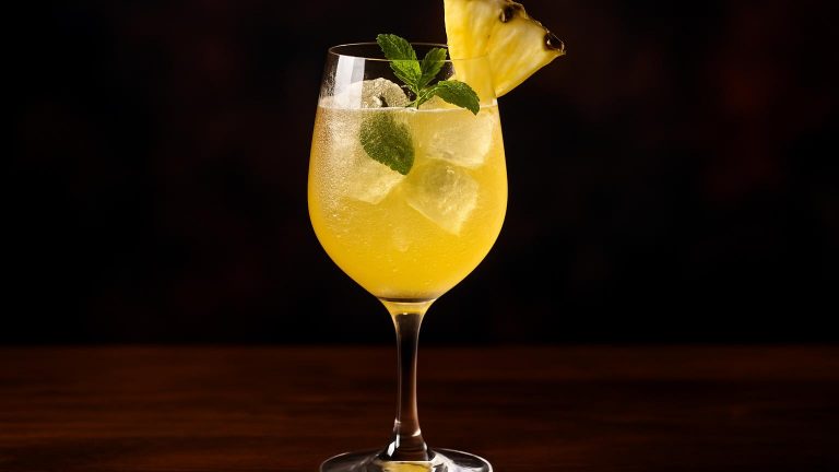 Pineapple Prosecco Punch – en frisk och bubblig sommarfestdrank full av glädje och tropiska smaker