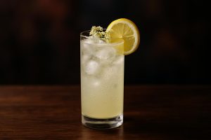 Elderflower gin fizz, en frisk och blommig klassiker för sommarkvällar