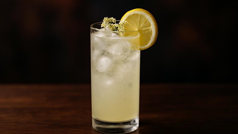 Elderflower gin fizz, en frisk och blommig klassiker för sommarkvällar