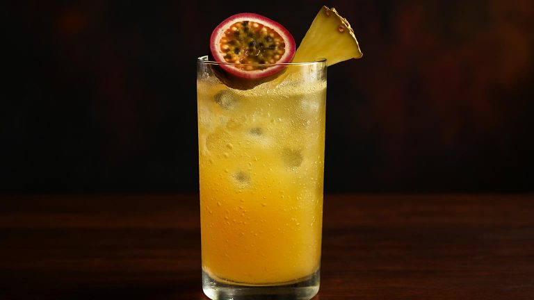 Passion & Pineapple Sparkler – en friskt och exotiskt sommardryck att njuta av
