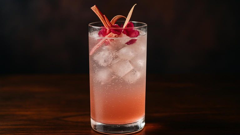 Rhubarb & Rose Fizz – en frisk och blomstrande sommardrink som väcker känslor av njutning