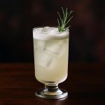 Rosemary Gin Fizz en frisk och örtig twist för varma kvällar