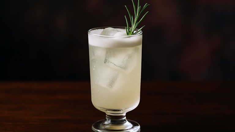 Rosemary Gin Fizz en frisk och örtig twist för varma kvällar