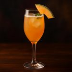 Cantaloupe Bellini en bubblande cocktail för lata sommardagar att avnjuta.