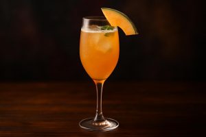 Cantaloupe Bellini en bubblande cocktail för lata sommardagar att avnjuta.