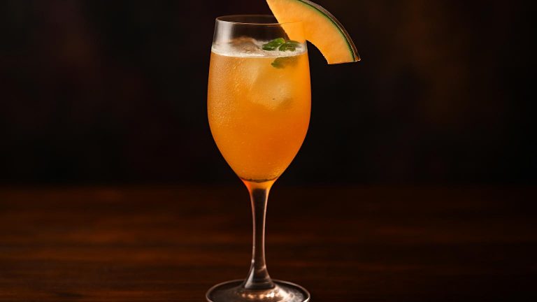 Cantaloupe Bellini en bubblande cocktail för lata sommardagar att avnjuta.