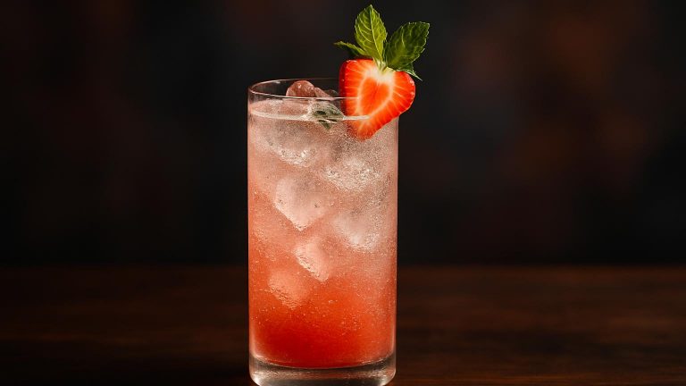 Strawberry Fields Fizz en frisk bubblande sommarklass för lata dagar
