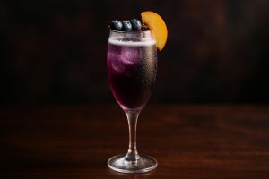 Blueberry Peach Royale - en färgstark drink för somriga stunder