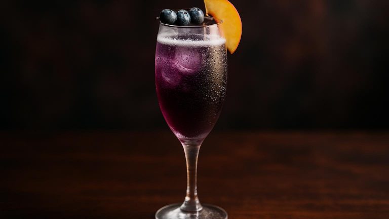 Blueberry Peach Royale - en färgstark drink för somriga stunder