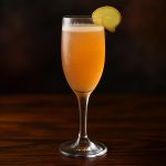 Ginger Peach Bellini - en frisk och somrig cocktail för varma dagar