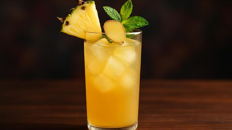 Ginger Pineapple Punch en tropisk smakexplosion för sommaren och lyfter stämningen