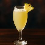 Pineapple Coconut Bellini en tropisk och frisk drink för lata sommarkvällar