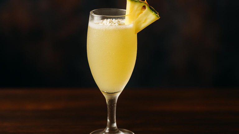 Pineapple Coconut Bellini en tropisk och frisk drink för lata sommarkvällar