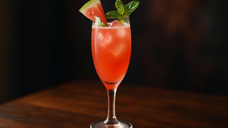 Watermelon Mint Bellini en friskt sommarmoment att njuta av i solen