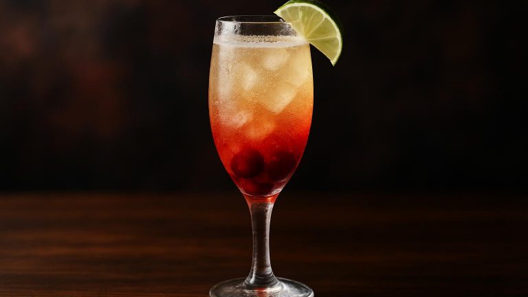 Cherry Lime Bellini en frisk och bubblig sommarfavorit som sprudlar av glädje