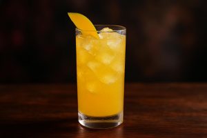 Mango Pineapple Sparkler en bubblande tropisk drink för soliga dagar