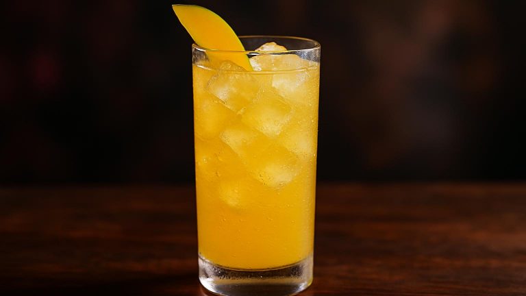 Mango Pineapple Sparkler en bubblande tropisk drink för soliga dagar