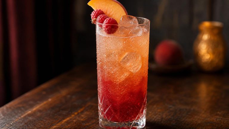 Raspberry Peach Sparkler – en frisk och bubblande sommardrink att njuta av.