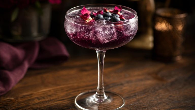 Blueberry Rose Sparkler - en frisk och blomstrande sommardrink som passar vid festliga tillfällen